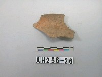 藏品(紅色粗砂陶口緣殘件)的圖片